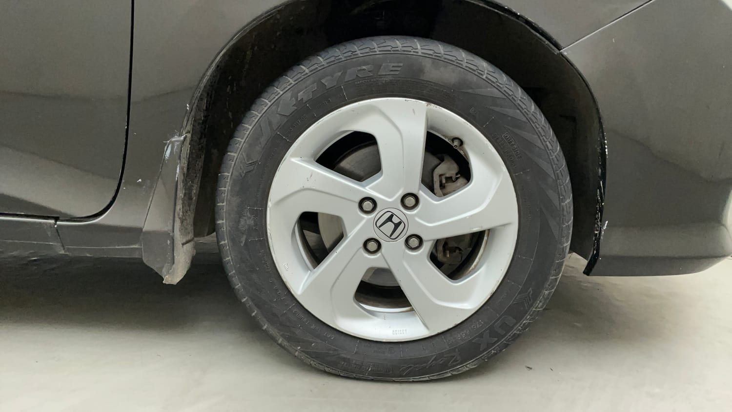 Used 2015 Honda City V Petrol Manual tyres RIGHT FRONT TYRE RIM VIEW