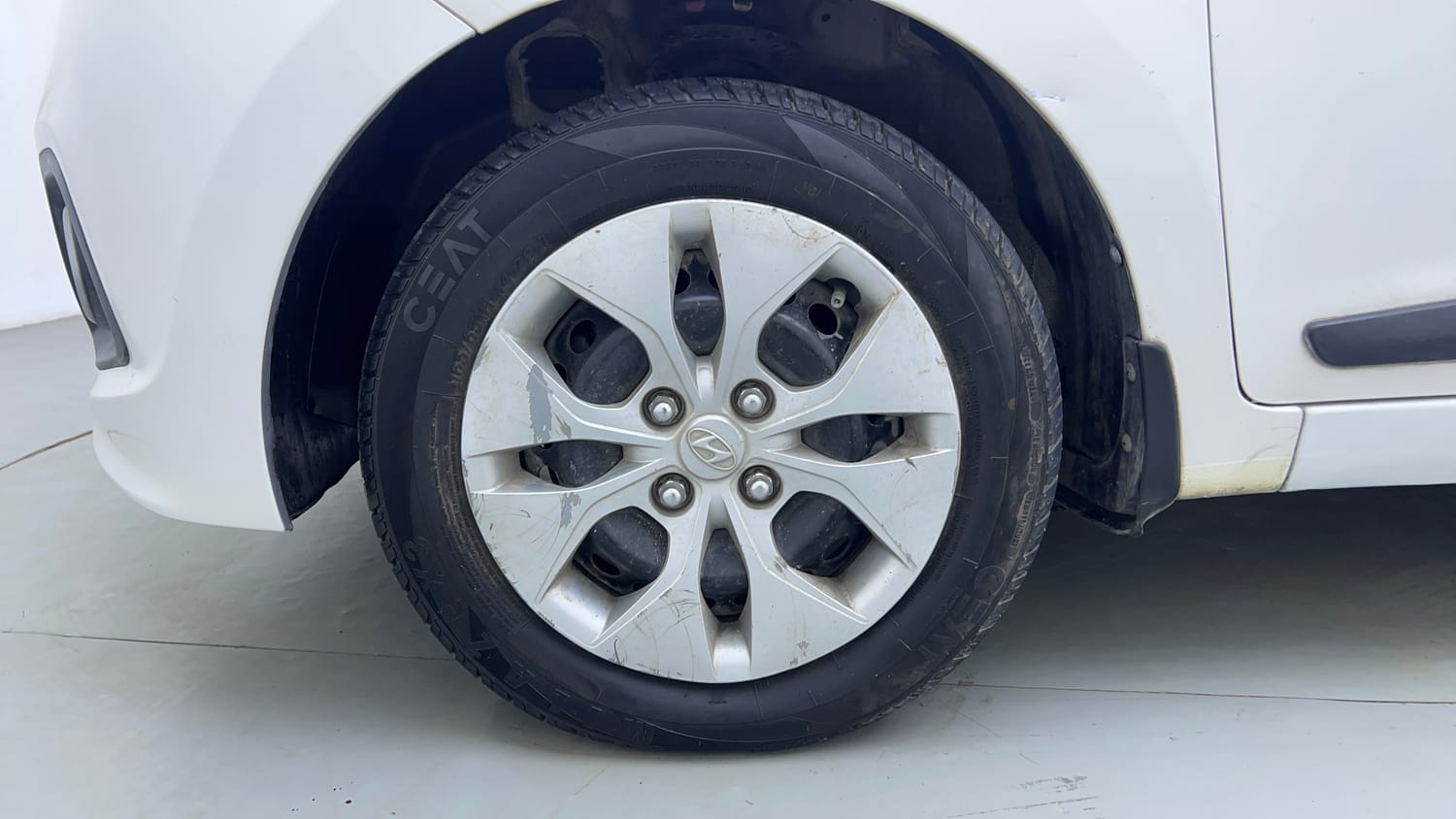 Used 2014 Hyundai Xcent S 1.2 Petrol Manual tyres LEFT FRONT TYRE RIM VIEW