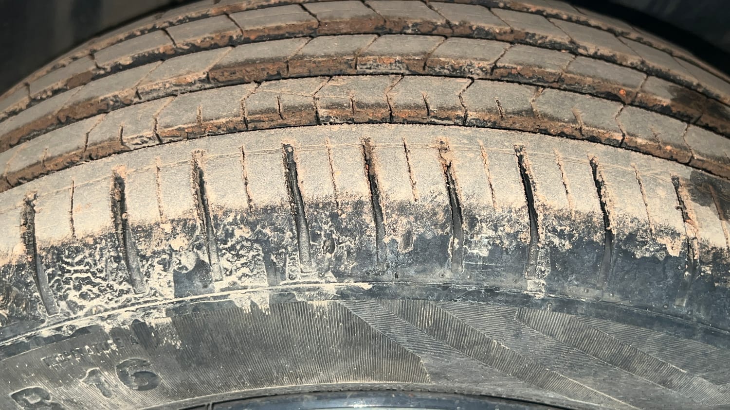 Used 2022 Tata Punch Accomplished Dazzle Pack MT Petrol Manual tyres RIGHT FRONT TYRE TREAD VIEW