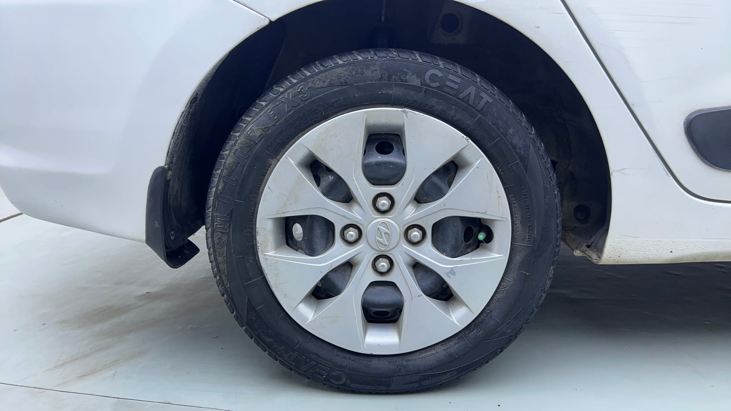 Used 2014 Hyundai Xcent S 1.2 Petrol Manual tyres RIGHT REAR TYRE RIM VIEW