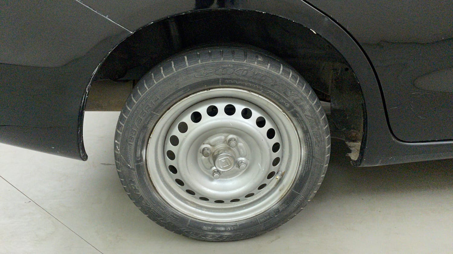 Used 2014 Honda Amaze 1.2 EX i-VTEC Petrol Manual tyres RIGHT REAR TYRE RIM VIEW