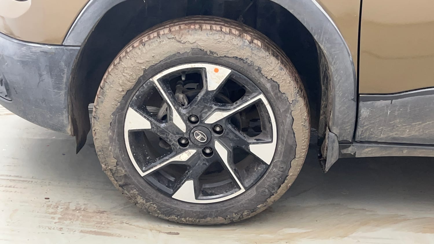 Used 2022 Tata Punch Accomplished Dazzle Pack MT Petrol Manual tyres LEFT FRONT TYRE RIM VIEW