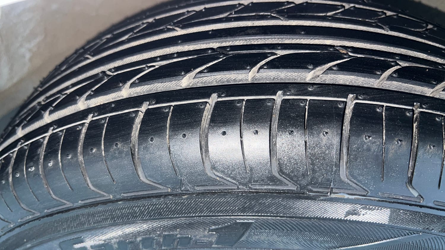 Used 2015 Hyundai Elite i20 Sportz 1.2 Petrol Manual tyres RIGHT FRONT TYRE TREAD VIEW