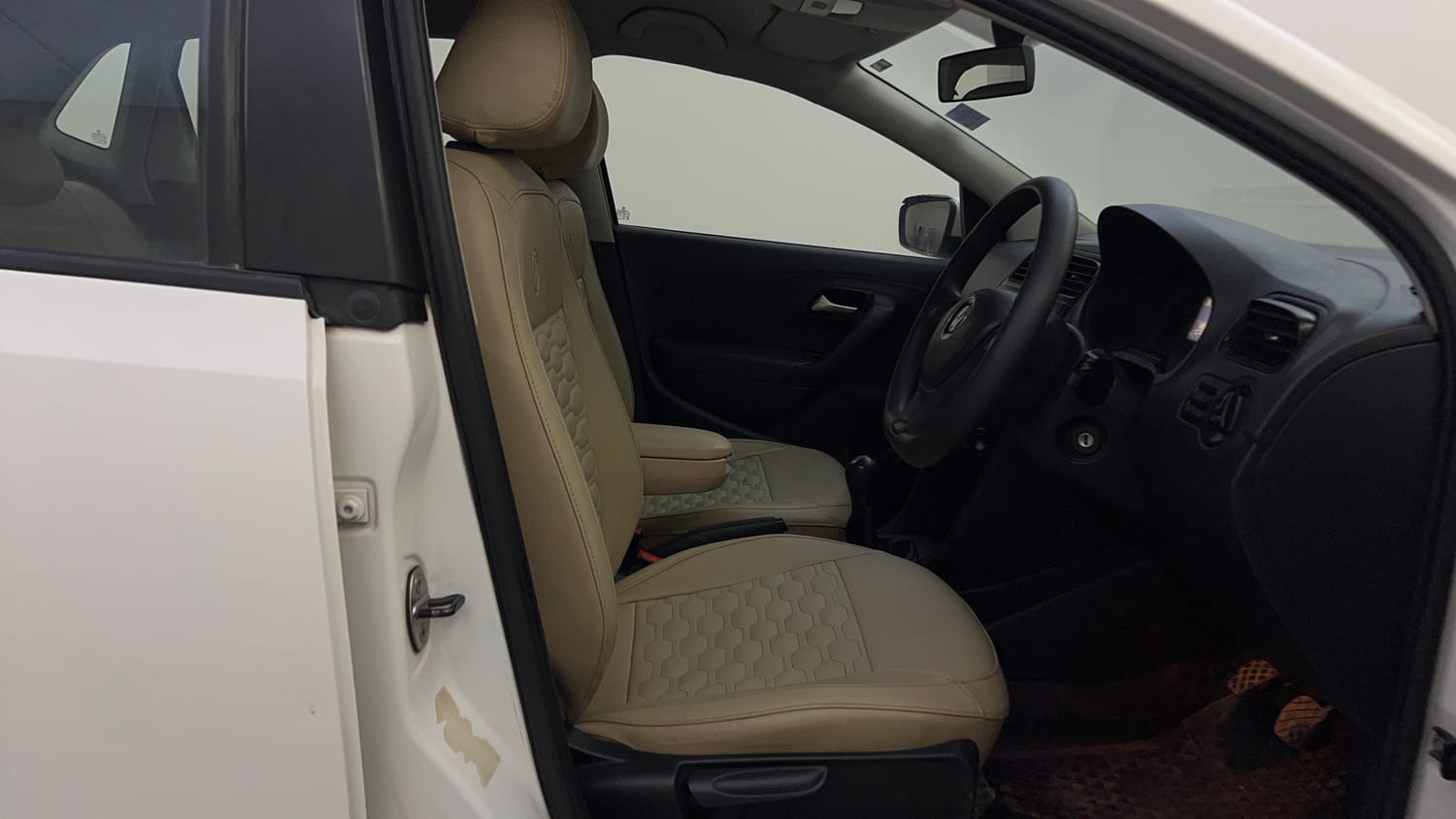 Used 2015 Volkswagen Polo Comfortline 1.2L (P) Petrol Manual interior RIGHT SIDE FRONT DOOR CABIN VIEW