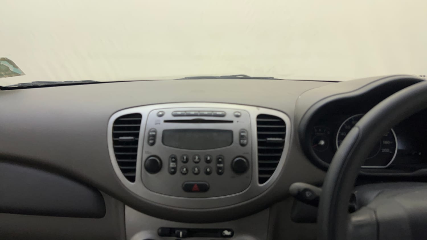Used 2014 Hyundai i10 Sportz 1.1 iRDE2 Petrol Manual top_features Integrated (in-dash) music system