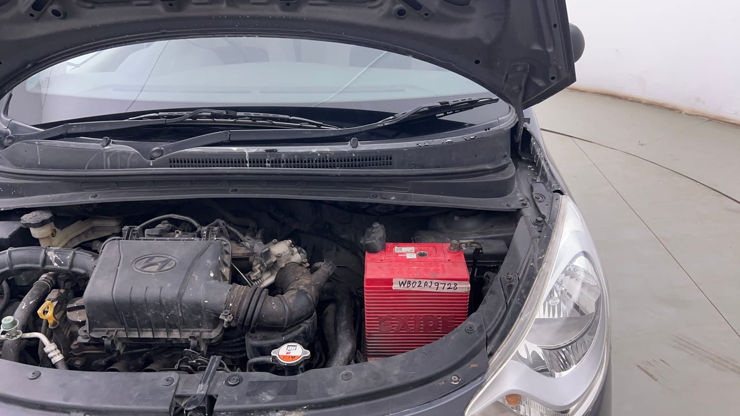 Used 2016 Hyundai i10 Magna 1.1 iRDE2 Petrol Manual engine ENGINE LEFT SIDE HINGE & APRON VIEW
