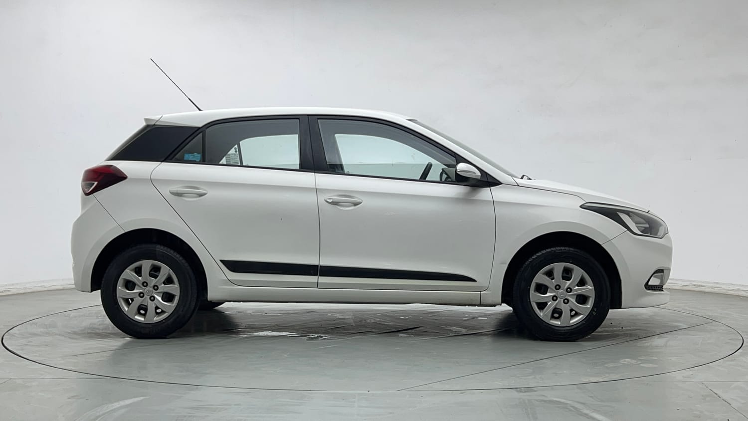 Used 2015 Hyundai Elite i20 Sportz 1.2 Petrol Manual exterior RIGHT SIDE VIEW