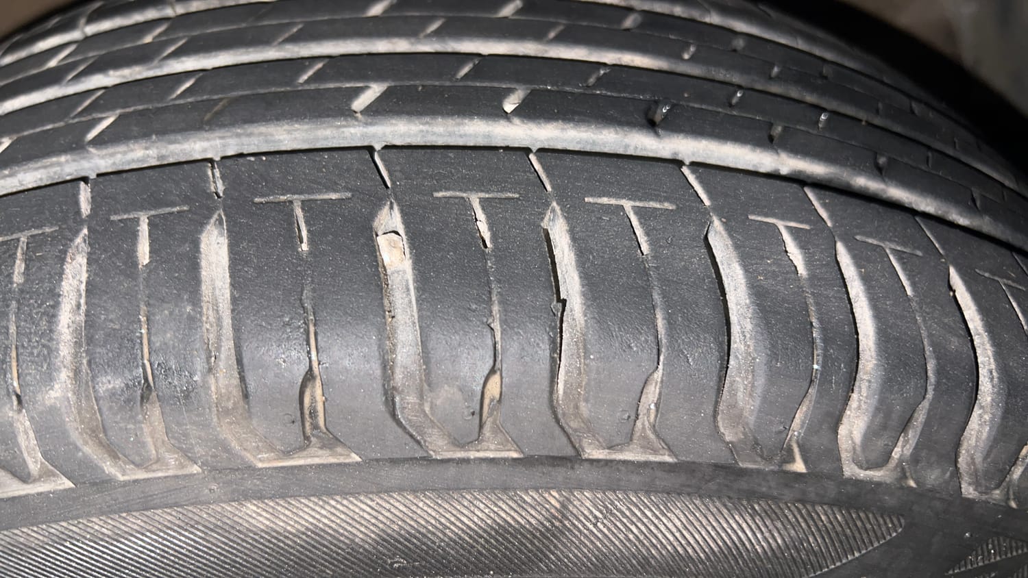 Used 2024 Maruti Suzuki Swift ZXi Plus AMT Petrol Automatic tyres RIGHT FRONT TYRE TREAD VIEW