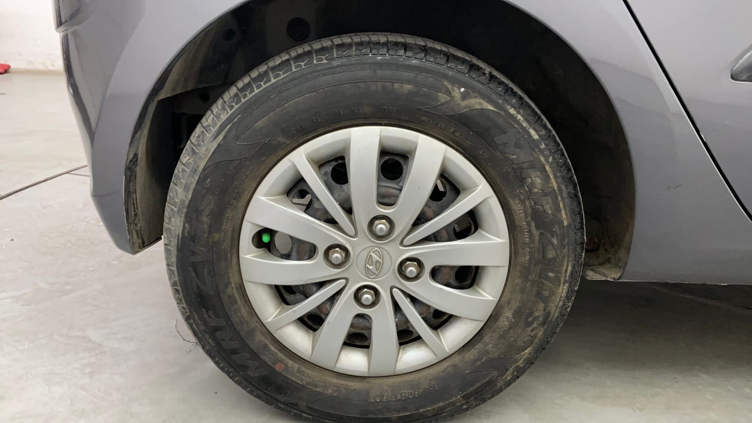 Used 2016 Hyundai i10 Sportz 1.1 iRDE2 Petrol Manual tyres RIGHT REAR TYRE RIM VIEW