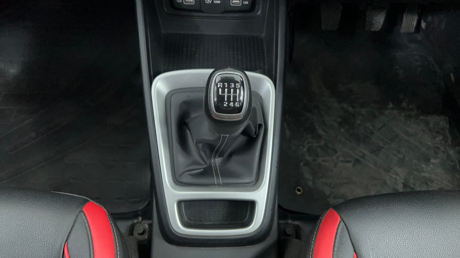 Used 2021 Hyundai Venue SX 1.5 CRDi Diesel Manual interior GEAR  KNOB VIEW