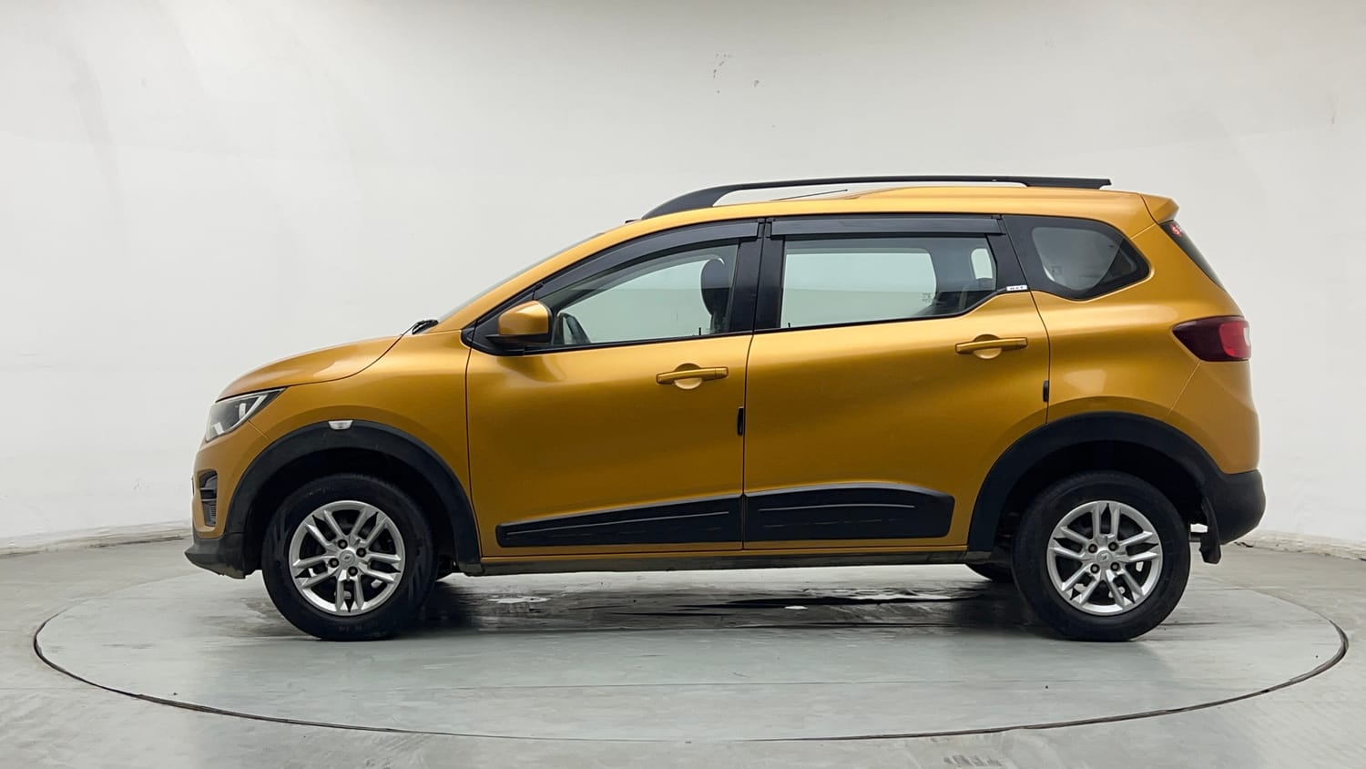 Used 2020 Renault Triber RXT Petrol Manual exterior LEFT SIDE VIEW