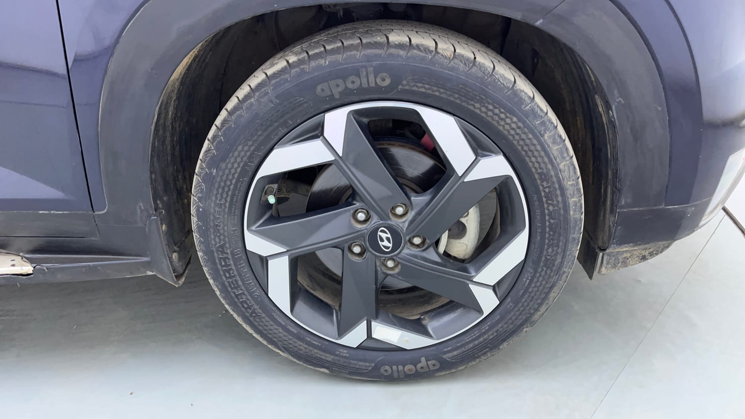 Used 2022 Hyundai Alcazar Platinum (O) 6 STR 2.0 Petrol AT Petrol Automatic tyres RIGHT FRONT TYRE RIM VIEW