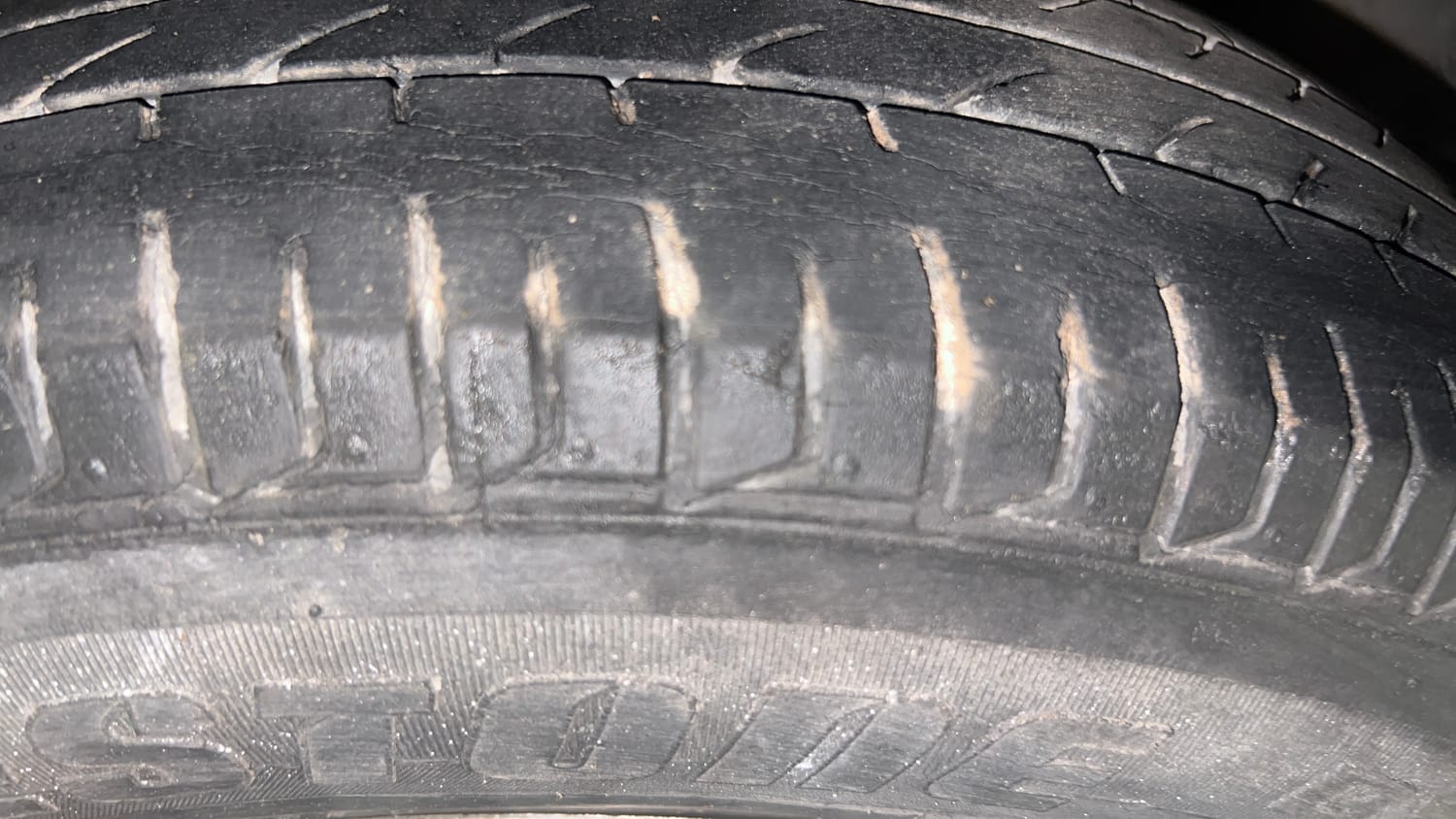 Used 2014 Hyundai i10 Sportz 1.1 iRDE2 Petrol Manual tyres RIGHT FRONT TYRE TREAD VIEW