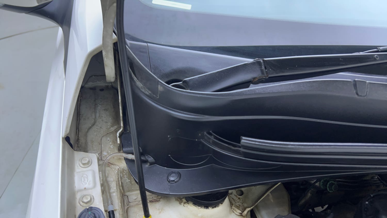 Used 2014 Hyundai Xcent S 1.2 Petrol Manual engine ENGINE RIGHT SIDE HINGE & APRON VIEW