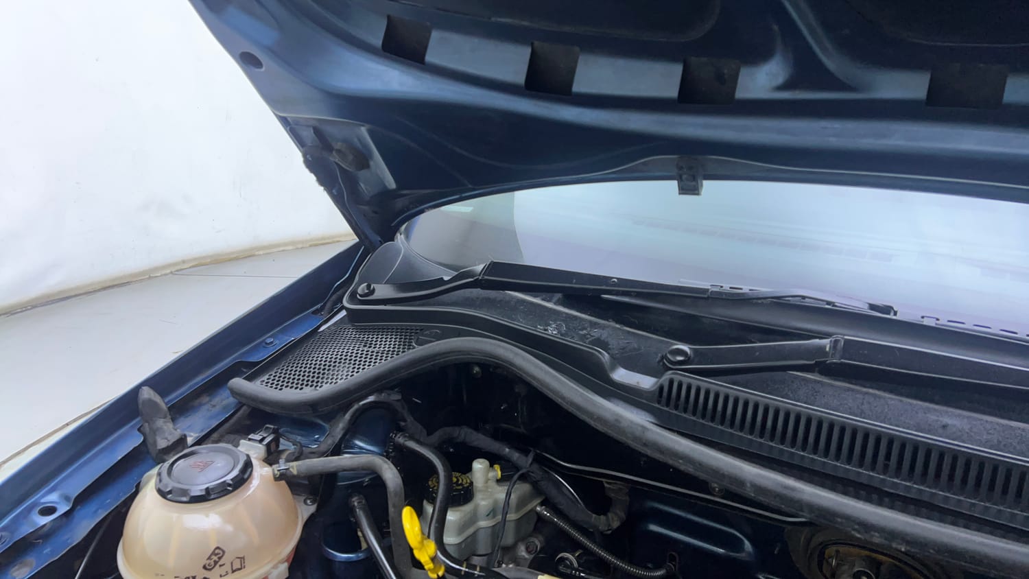 Used 2017 Volkswagen Polo Highline1.2L (P) Petrol Manual engine ENGINE RIGHT SIDE HINGE & APRON VIEW