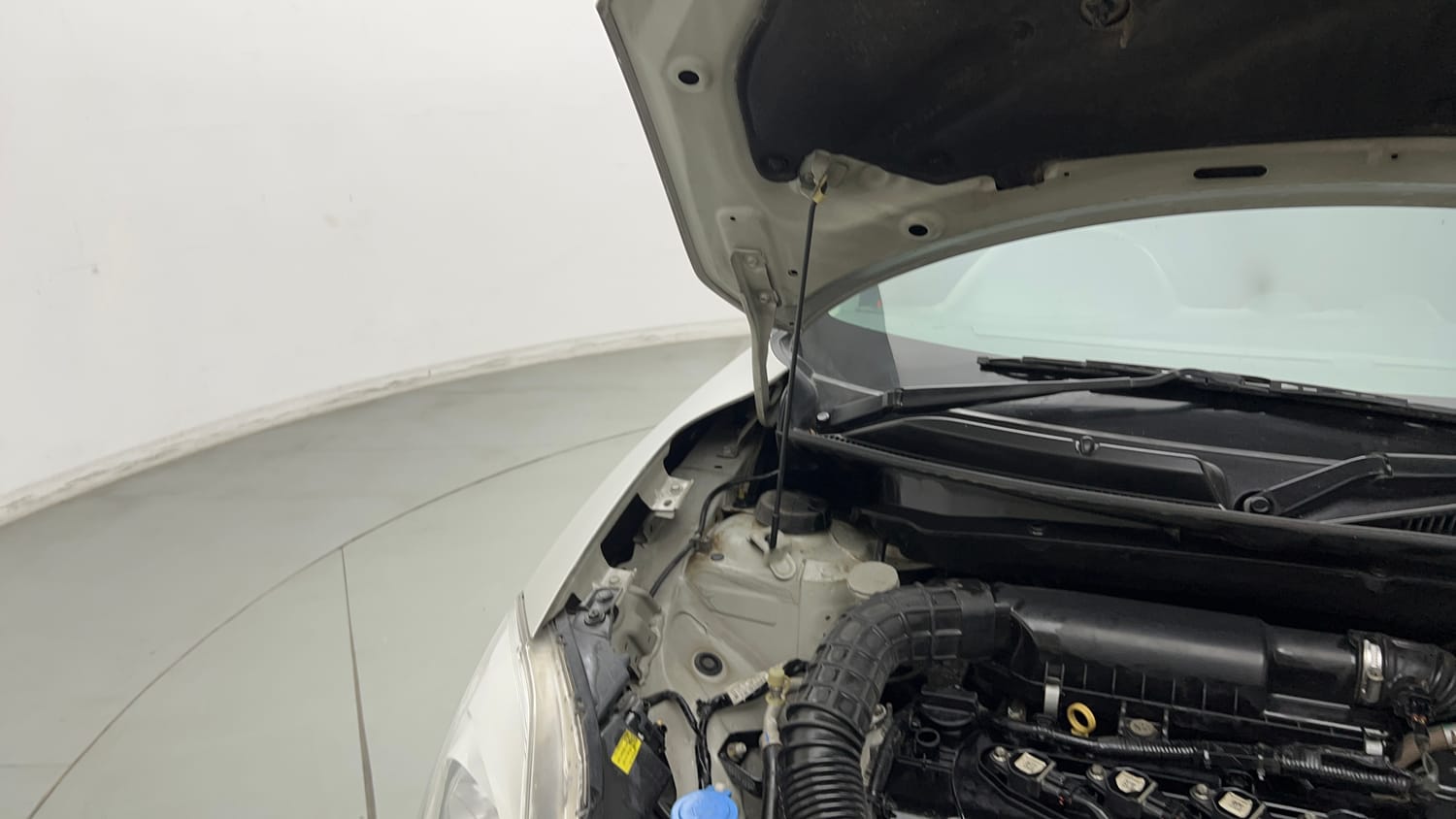 Used 2019 Maruti Suzuki Swift LXi Petrol Manual engine ENGINE RIGHT SIDE HINGE & APRON VIEW