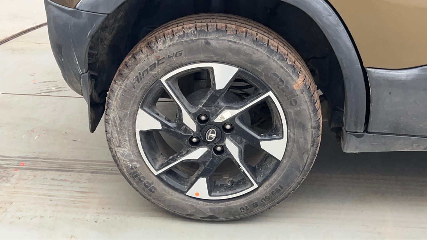 Used 2022 Tata Punch Accomplished Dazzle Pack MT Petrol Manual tyres RIGHT REAR TYRE RIM VIEW