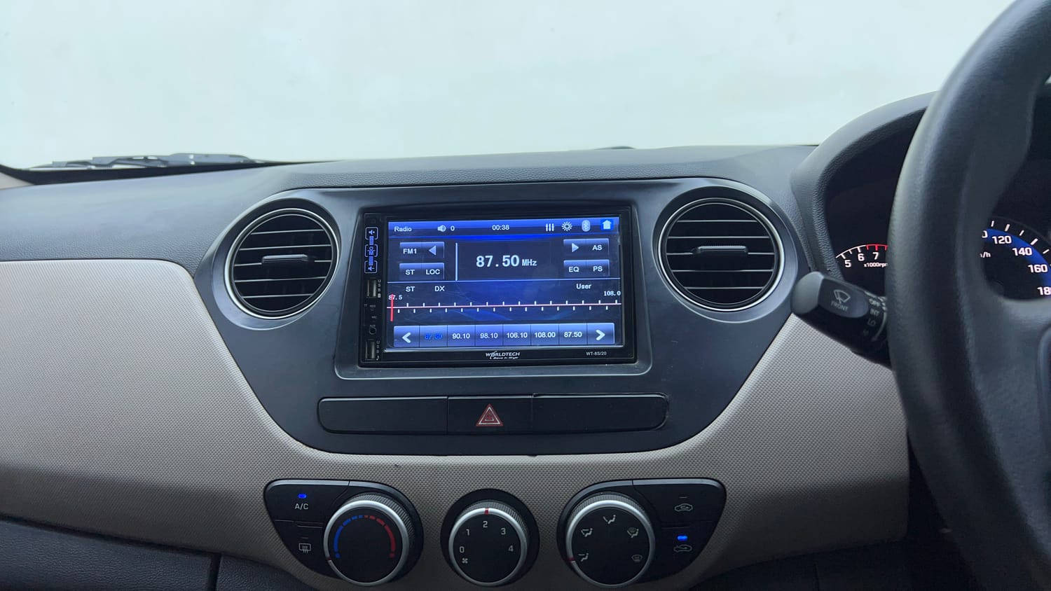 Used 2014 Hyundai Xcent S 1.2 Petrol Manual top_features Integrated (in-dash) music system
