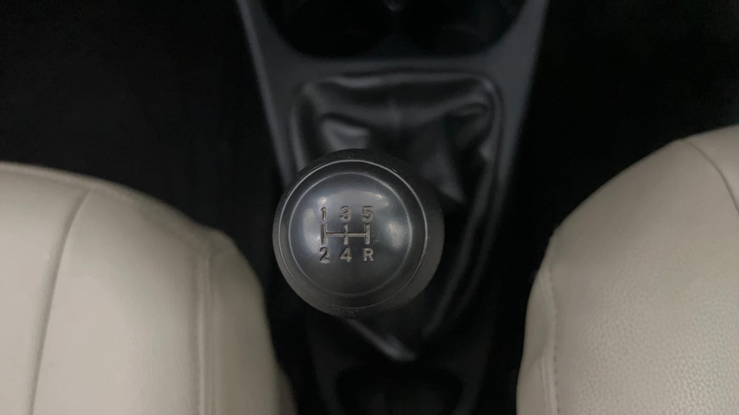 Used 2013 Toyota Etios Liva G Petrol Manual interior GEAR  KNOB VIEW