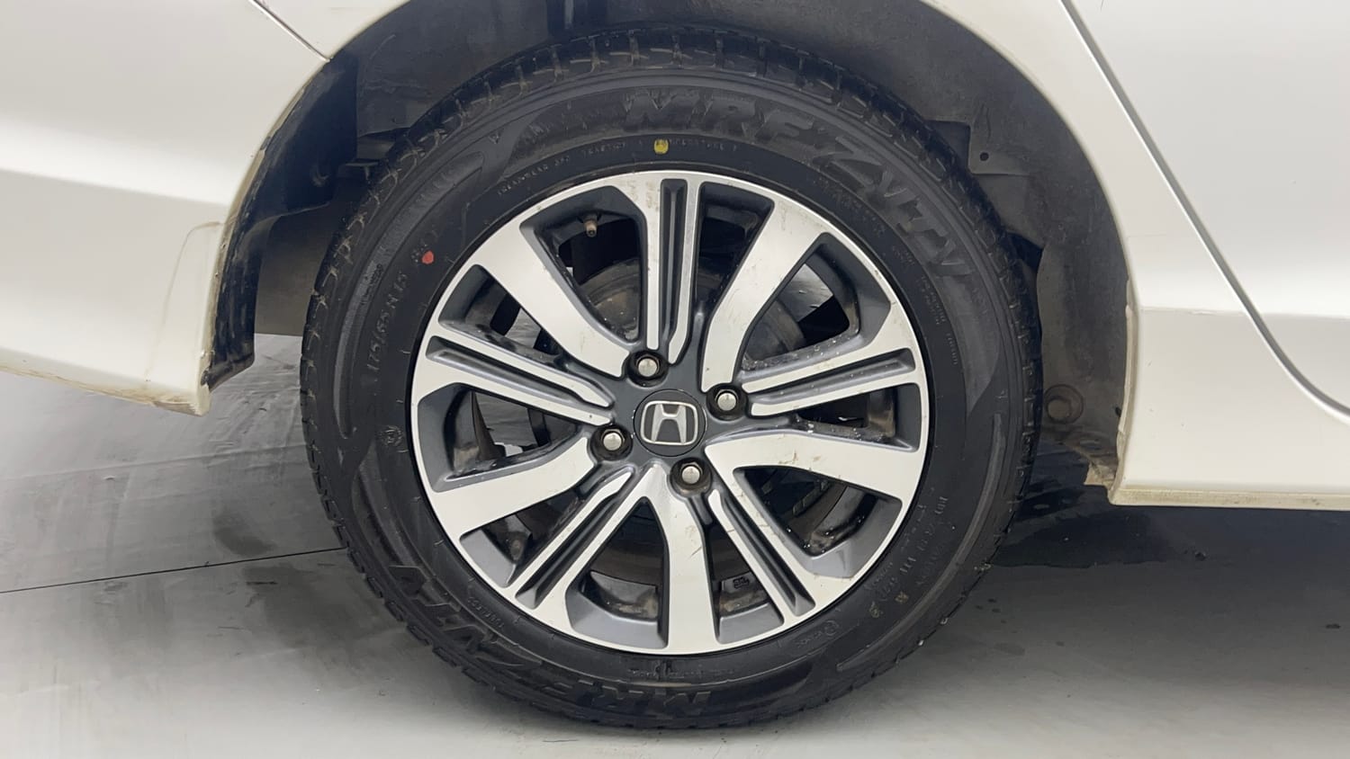 Used 2023 Honda City 4th Generation V Petrol Petrol Manual tyres RIGHT REAR TYRE RIM VIEW