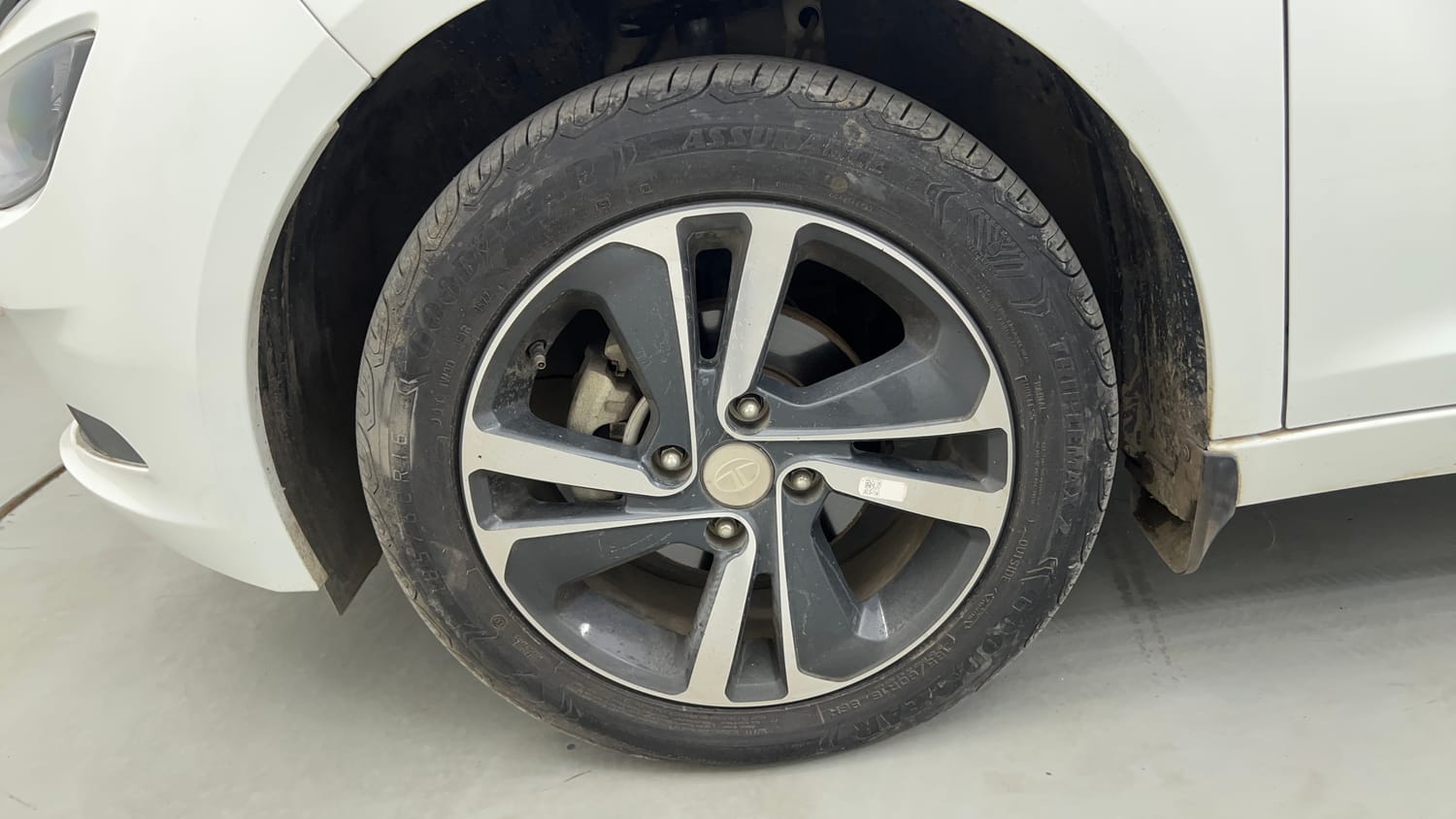 Used 2024 Tata Altroz XZA Plus Petrol Petrol Automatic tyres LEFT FRONT TYRE RIM VIEW