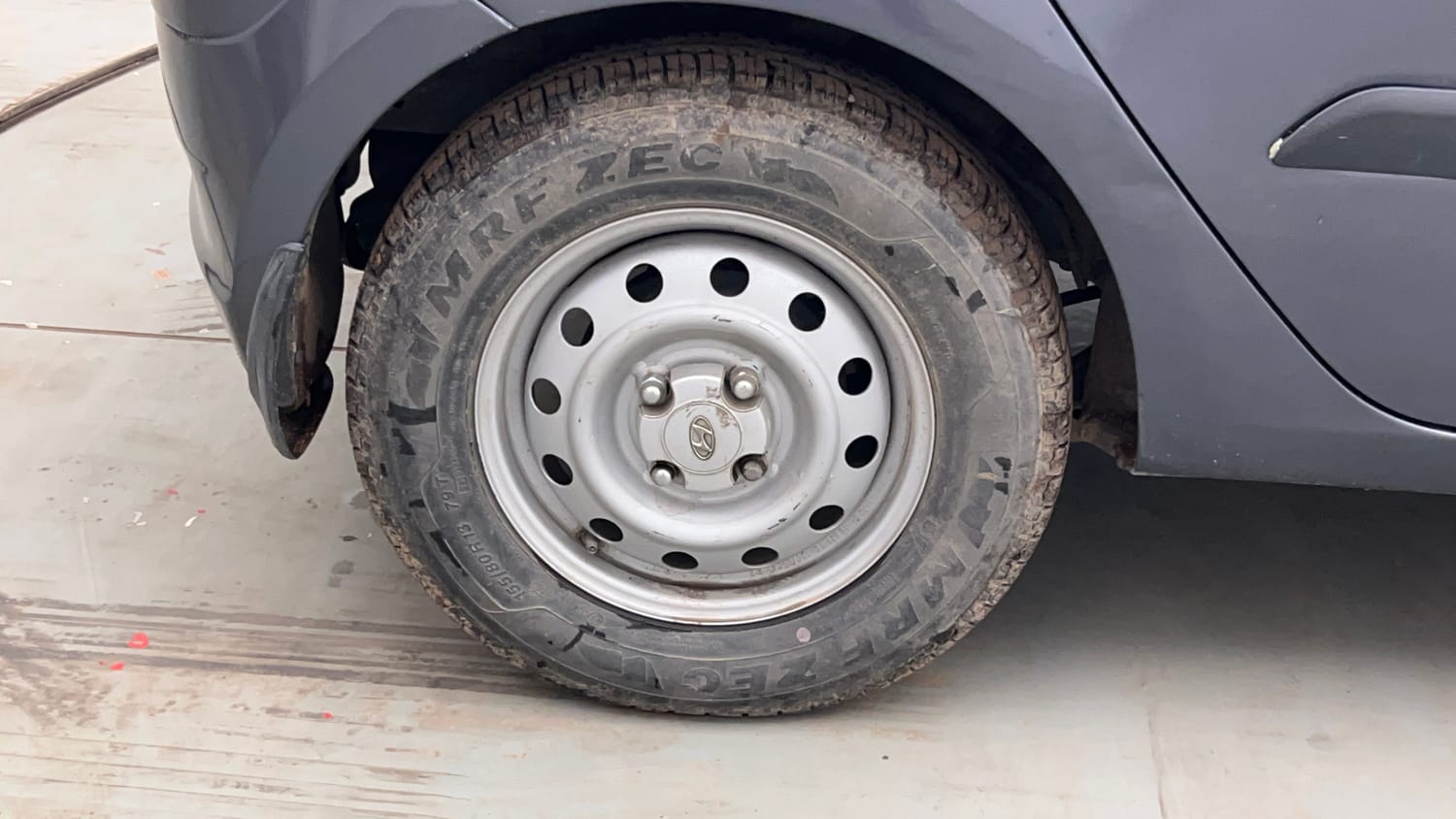 Used 2016 Hyundai i10 Magna 1.1 iRDE2 Petrol Manual tyres RIGHT REAR TYRE RIM VIEW