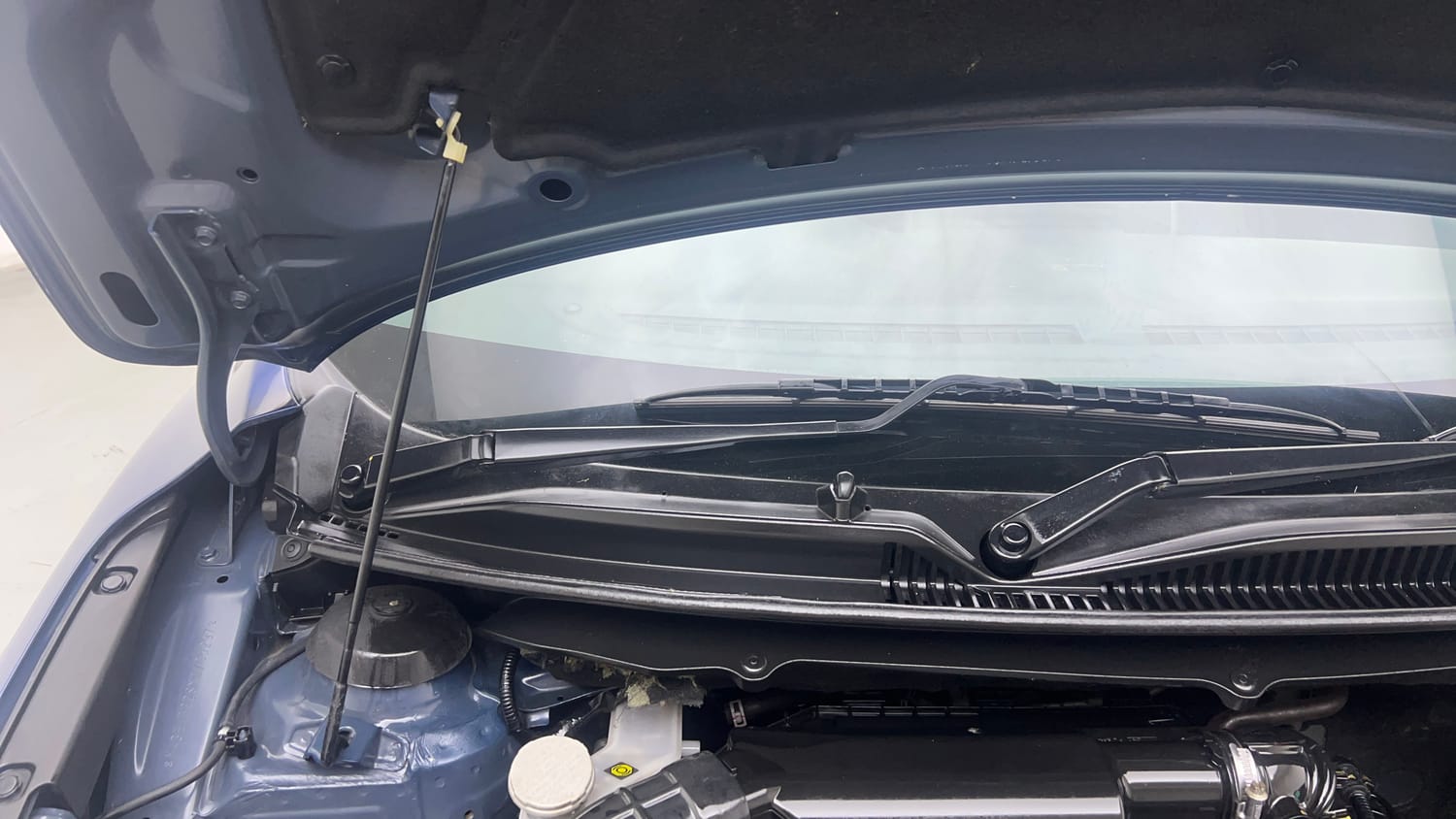 Used 2021 Maruti Suzuki Baleno Delta Petrol Manual engine ENGINE RIGHT SIDE HINGE & APRON VIEW