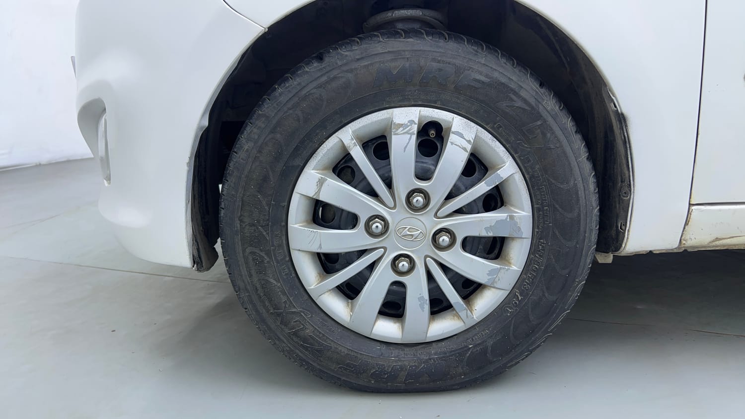 Used 2015 Hyundai i10 Sportz 1.1 iRDE2 Petrol Manual tyres LEFT FRONT TYRE RIM VIEW