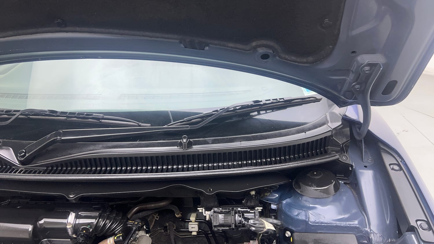 Used 2021 Maruti Suzuki Baleno Delta Petrol Manual engine ENGINE LEFT SIDE HINGE & APRON VIEW