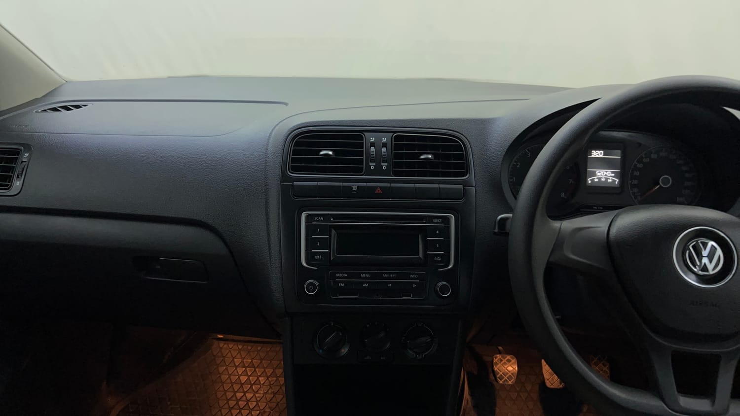 Used 2015 Volkswagen Polo Comfortline 1.2L (P) Petrol Manual interior MUSIC SYSTEM & AC CONTROL VIEW