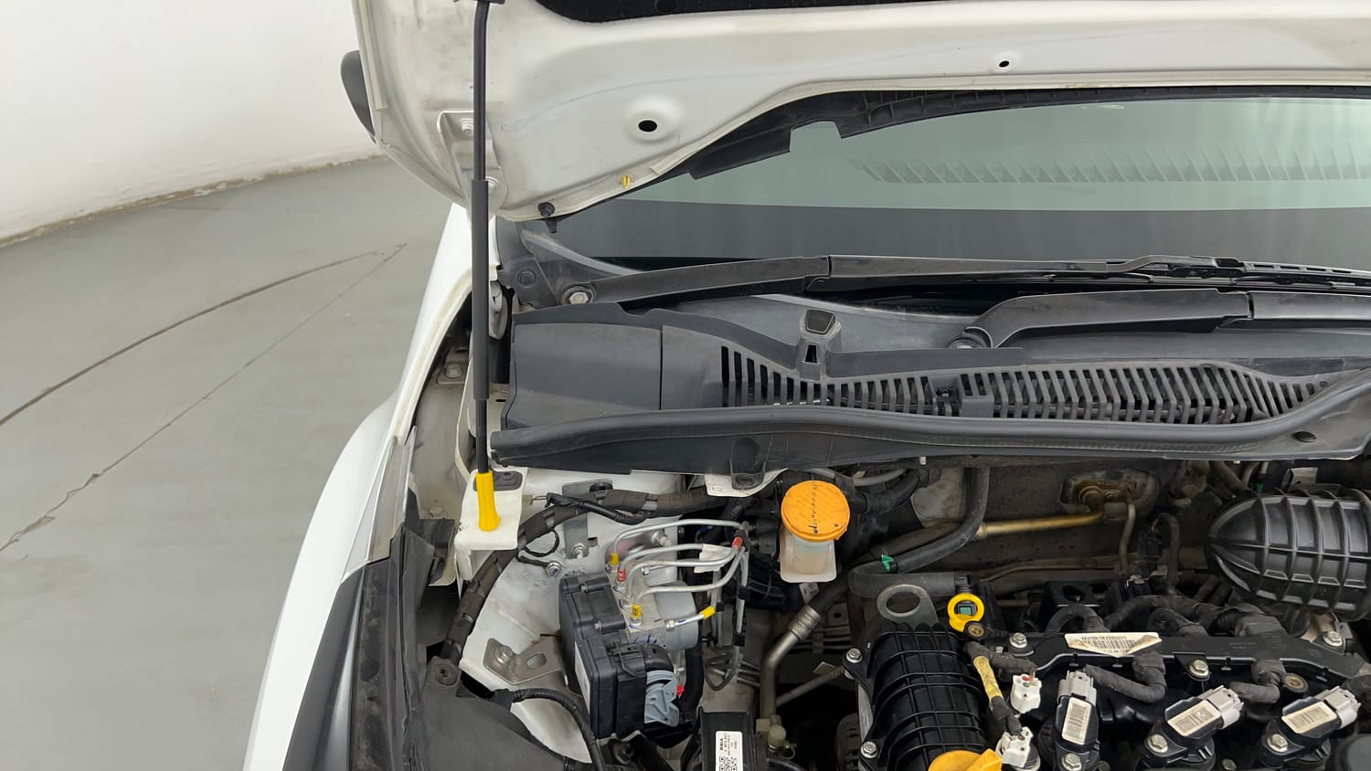 Used 2024 Tata Altroz XZA Plus Petrol Petrol Automatic engine ENGINE RIGHT SIDE HINGE & APRON VIEW