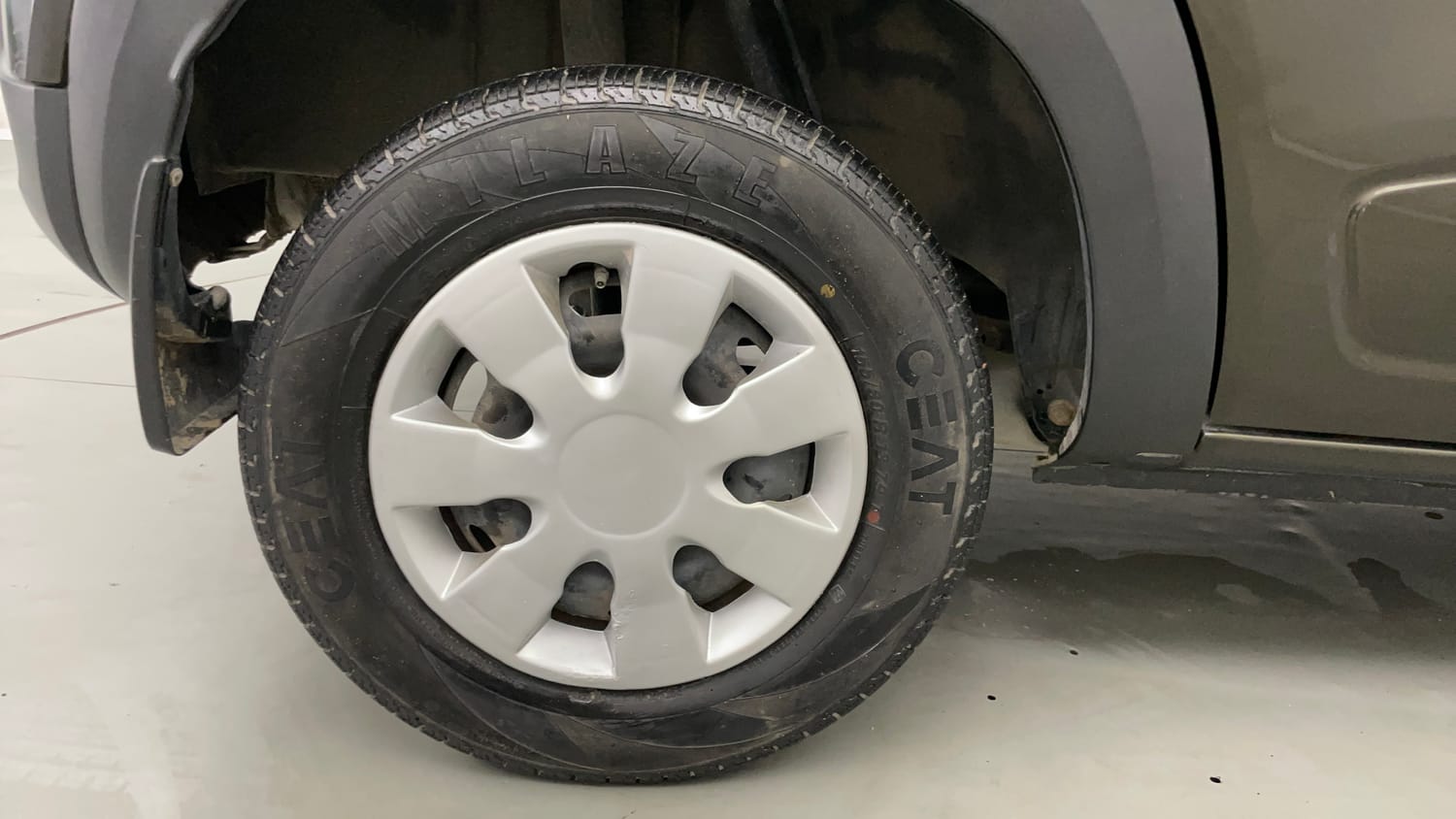 Used 2018 Renault Kwid 1.0 RXT Petrol Manual tyres RIGHT REAR TYRE RIM VIEW