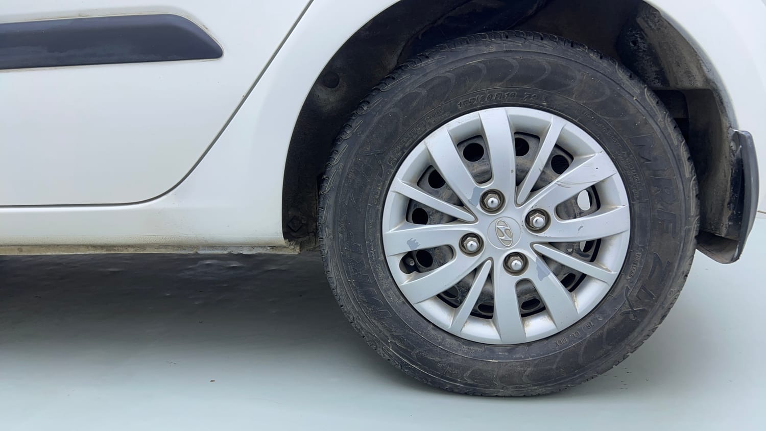 Used 2015 Hyundai i10 Sportz 1.1 iRDE2 Petrol Manual tyres LEFT REAR TYRE RIM VIEW