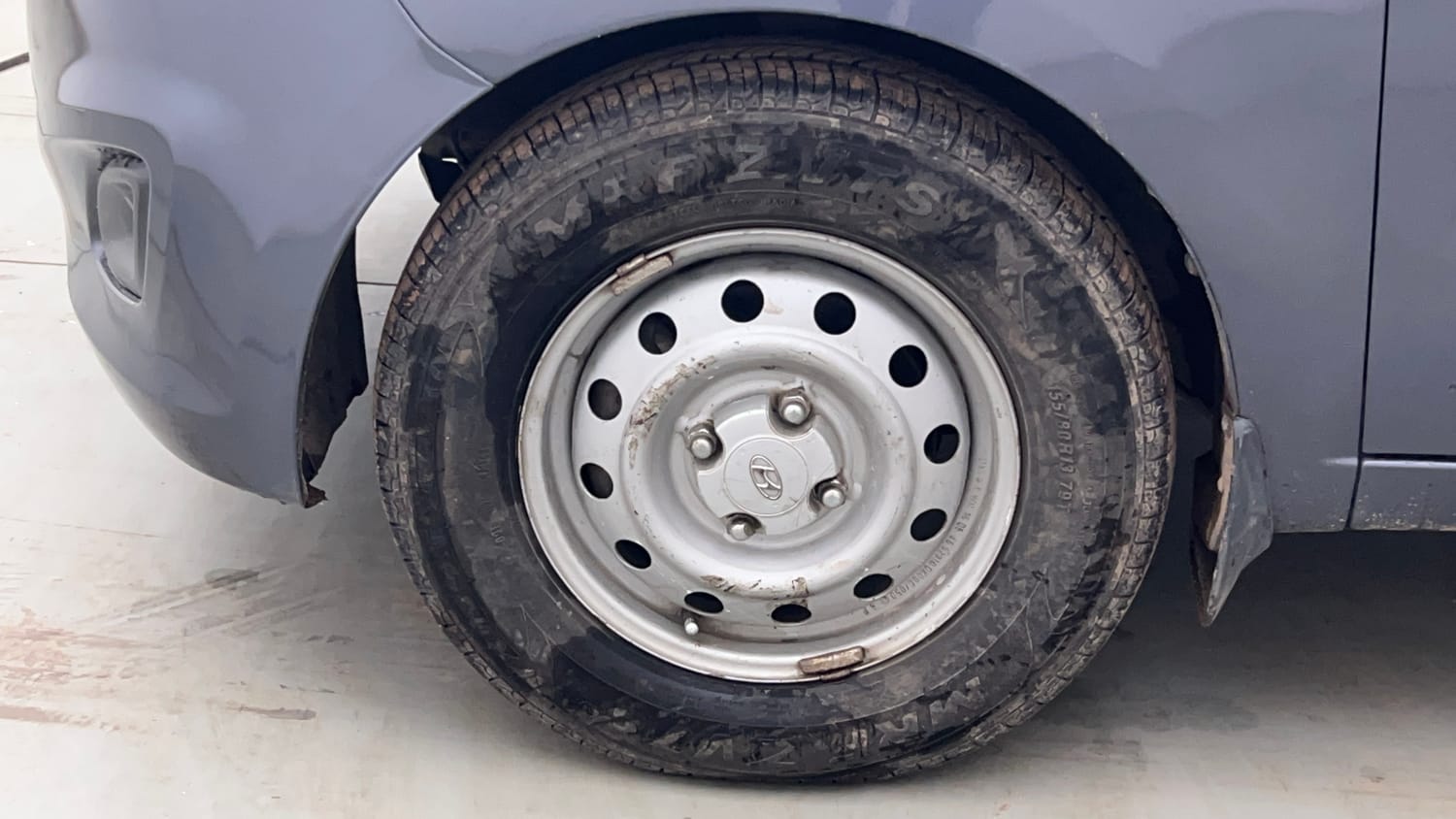 Used 2016 Hyundai i10 Magna 1.1 iRDE2 Petrol Manual tyres LEFT FRONT TYRE RIM VIEW