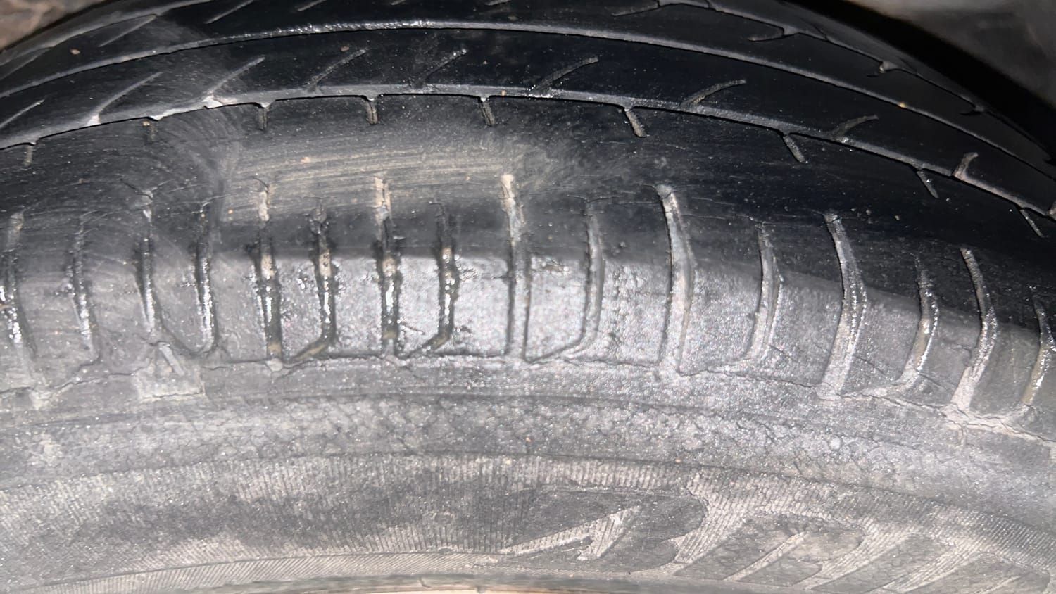 Used 2014 Hyundai i10 Sportz 1.1 iRDE2 Petrol Manual tyres LEFT REAR TYRE TREAD VIEW
