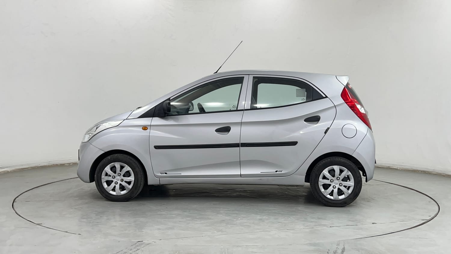 Used 2016 Hyundai Eon Magna Petrol Manual exterior LEFT SIDE VIEW