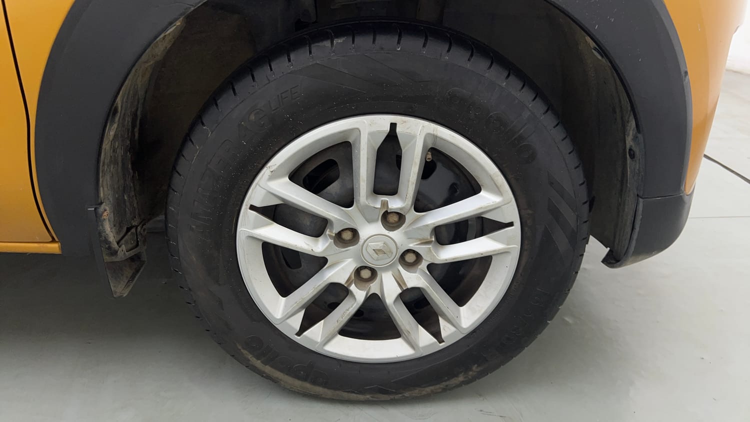 Used 2020 Renault Triber RXT Petrol Manual tyres RIGHT FRONT TYRE RIM VIEW