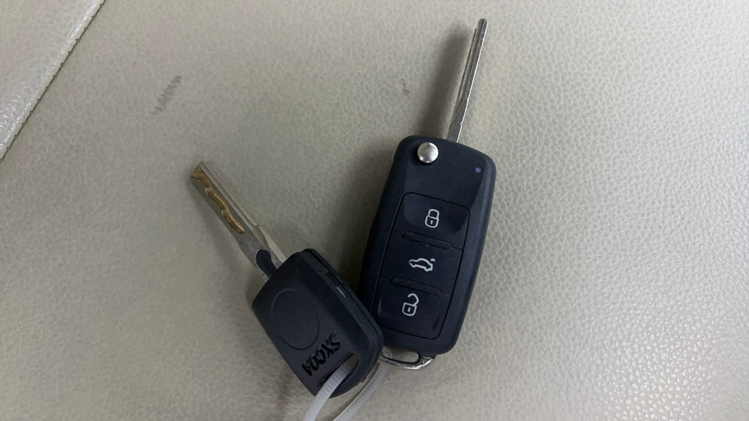 Used 2017 Volkswagen Polo Highline1.2L (P) Petrol Manual extra CAR KEY VIEW