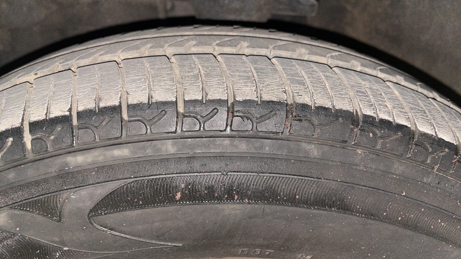 Used 2016 Hyundai i10 Sportz 1.1 iRDE2 Petrol Manual tyres LEFT FRONT TYRE TREAD VIEW