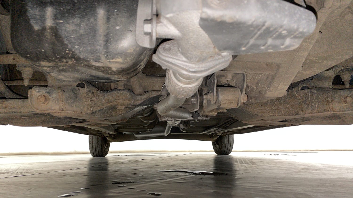 Used 2016 Hyundai i10 Sportz 1.1 iRDE2 Petrol Manual extra FRONT LEFT UNDERBODY VIEW