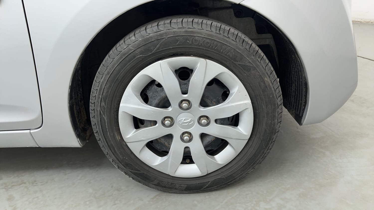 Used 2016 Hyundai Eon Magna Petrol Manual tyres RIGHT FRONT TYRE RIM VIEW