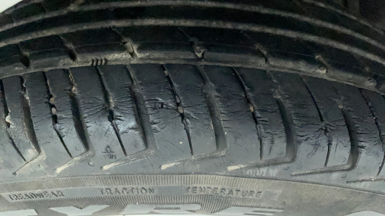 Used 2017 Renault Kwid 1.0 RXT AMT Opt Petrol Automatic tyres RIGHT REAR TYRE TREAD VIEW