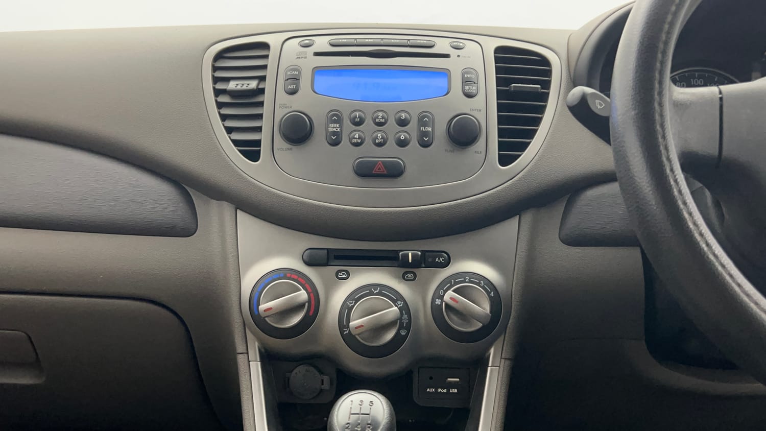 Used 2016 Hyundai i10 Sportz 1.1 iRDE2 Petrol Manual top_features Integrated (in-dash) music system
