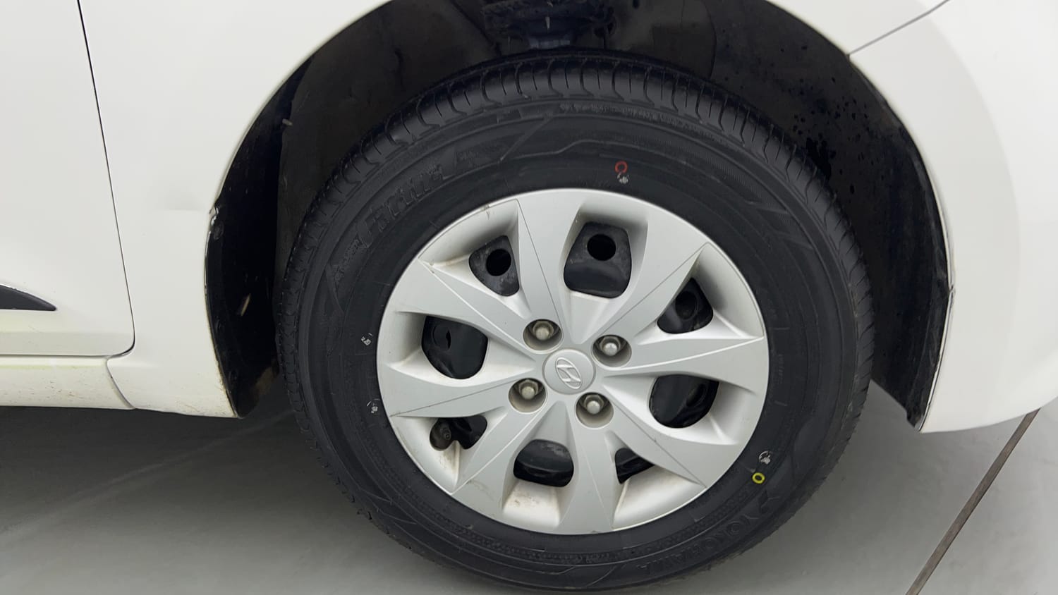 Used 2015 Hyundai Elite i20 Sportz 1.2 Petrol Manual tyres RIGHT FRONT TYRE RIM VIEW