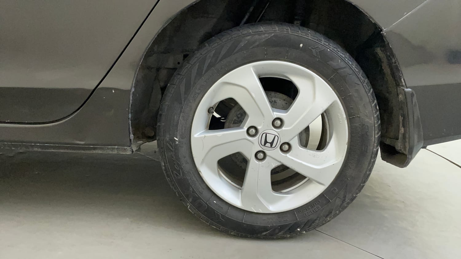 Used 2015 Honda City V Petrol Manual tyres LEFT REAR TYRE RIM VIEW