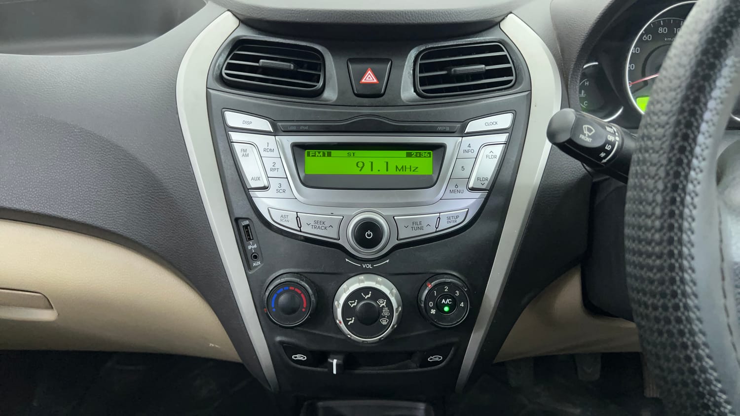 Used 2016 Hyundai Eon Magna Petrol Manual interior MUSIC SYSTEM & AC CONTROL VIEW