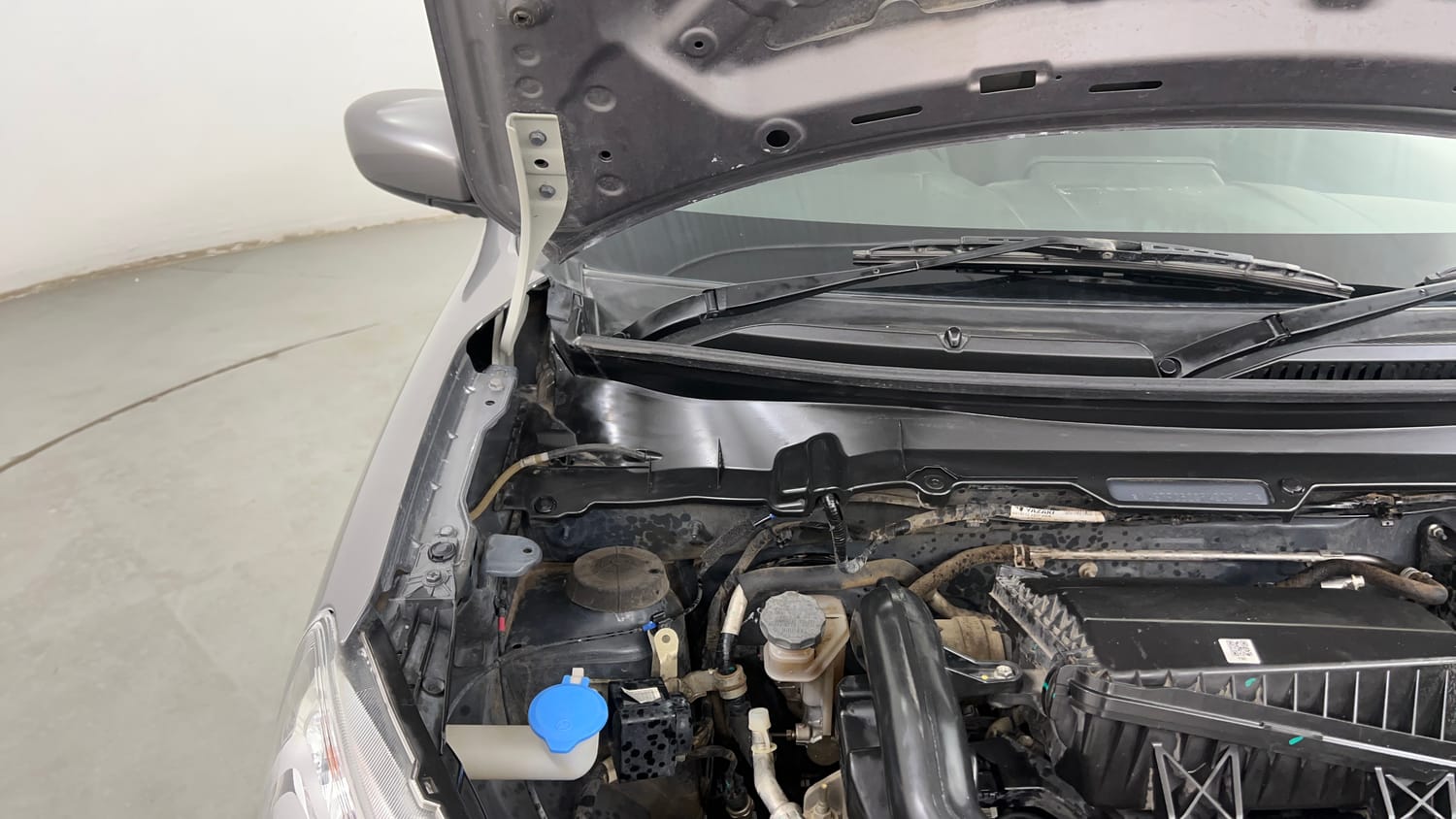 Used 2023 Maruti Suzuki Celerio VXi Petrol Manual engine ENGINE RIGHT SIDE HINGE & APRON VIEW