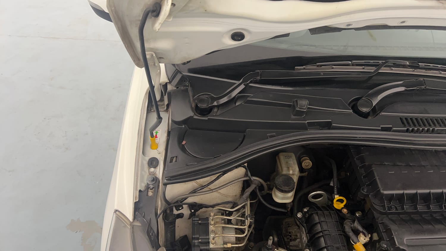 Used 2022 Tata Tiago XZ Petrol Manual engine ENGINE RIGHT SIDE HINGE & APRON VIEW