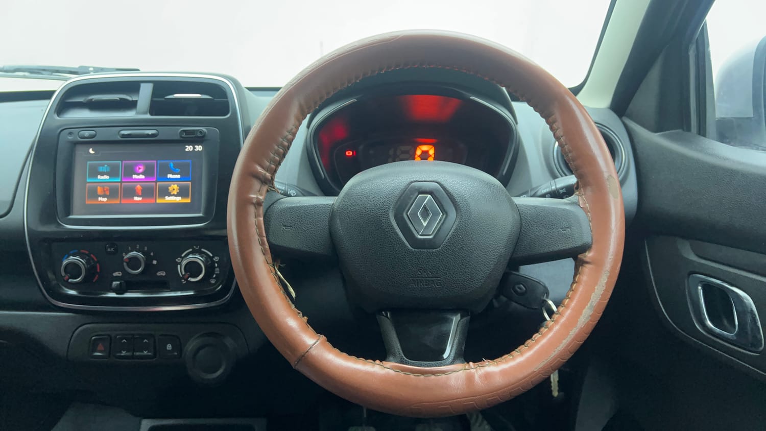 Used 2018 Renault Kwid RXT (O) 1.0 SCE Edition Petrol Manual interior STEERING VIEW
