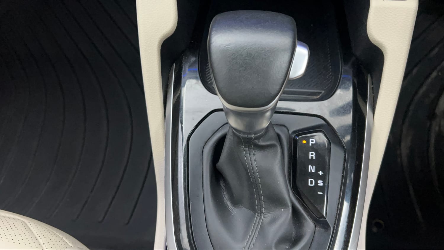 Used 2023 Kia Carens Luxury (O)1.5 Turbo Petrol DCT 7 STR Petrol Automatic interior GEAR  KNOB VIEW
